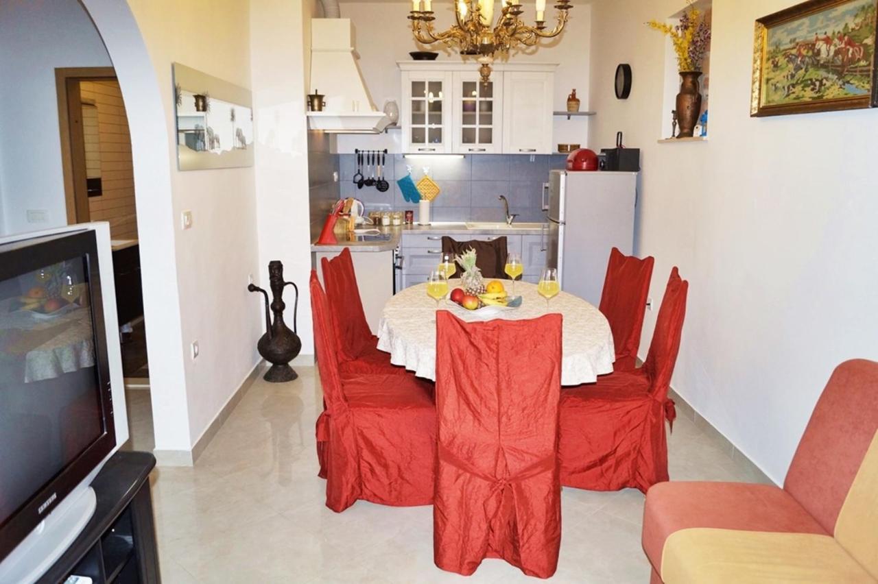 Apartments By The Sea Krilo Jesenice, Omis - 15145 イェセニツェ エクステリア 写真